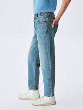 Lade das Bild in den Galerie-Viewer, Jeans Owino
